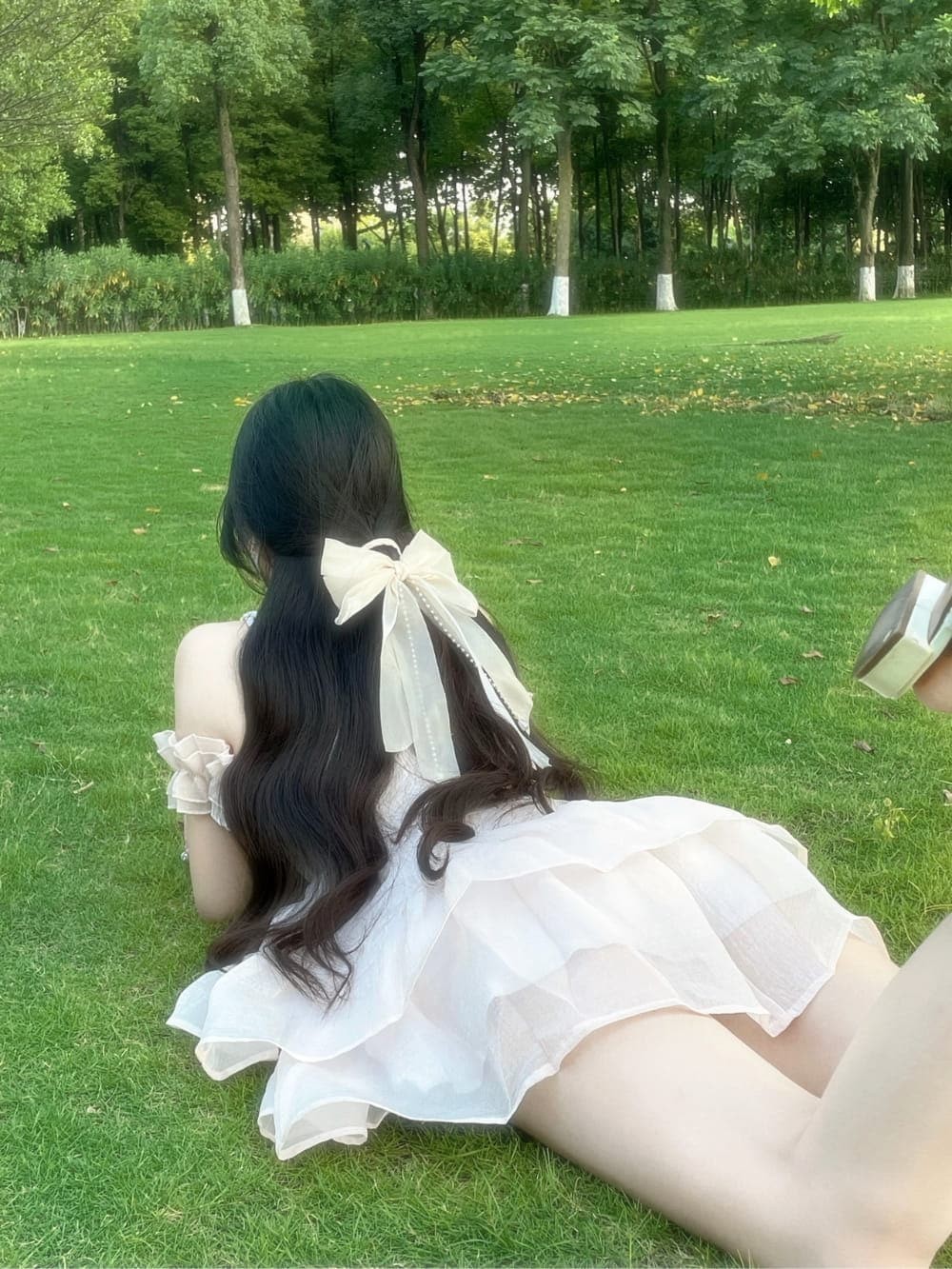 月光纱裙少女于迷雾森林中轻盈转身，巨大蝴蝶结如羽翼般垂落