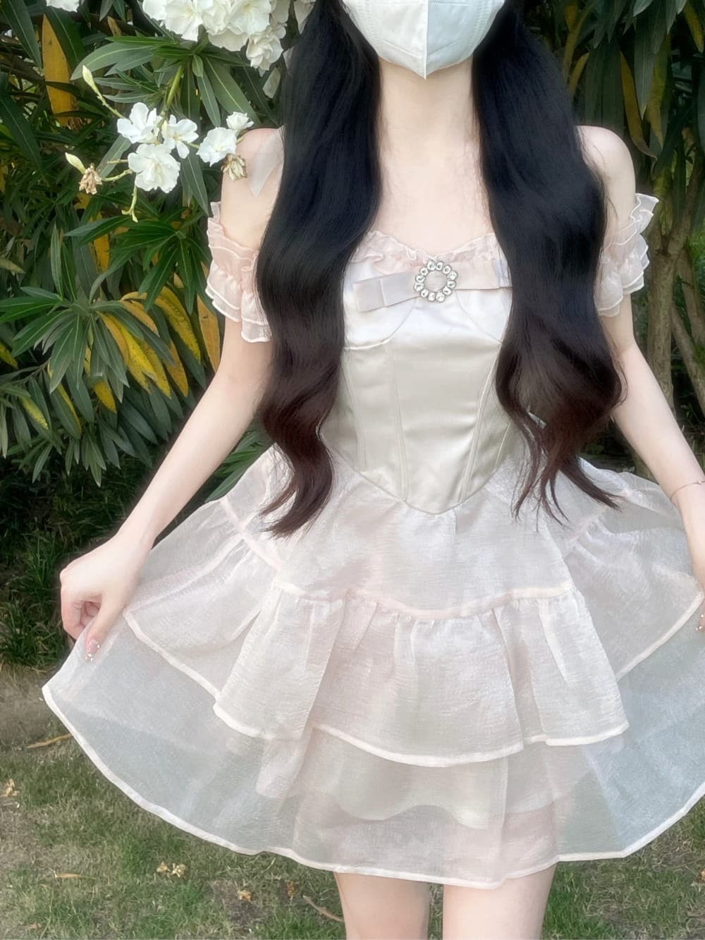 精灵少女背倚古树回眸凝望，层叠裙摆如白云散落林间