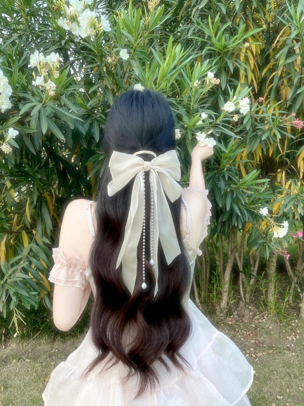 林间在逃公主驻足小憩，蓬松裙摆如云朵铺满茵茵绿草