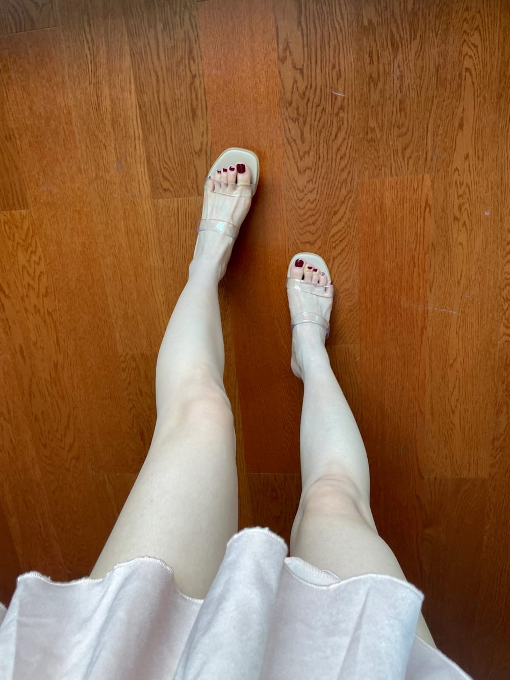一位冷白皮女性身着克莱因蓝色上衣，强烈的色彩对比极致凸显了肌肤的雪白与通透。