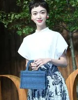 灯光勾勒吴谨言优雅侧影，短发与裙裾线条在静谧中流淌