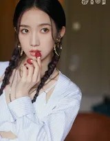 孟美岐侧身倚靠沙发，光影勾勒出她优雅的侧脸轮廓与颈部线条，眼神沉静望向远方，静谧中散发出迷人气质