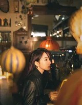 孟美岐以全黑酷感装扮立于都市霓虹之下，身影与夜色融为一体，冷艳神秘气场十足