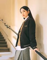 孟美岐以一身利落黑色皮衣造型现身，手持复古相机置身于粗粝工业背景中，眼神笃定展现不羁型格