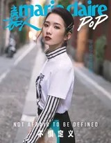 孟美岐换上一袭暖色调格纹半身裙，在巴黎风格街景中轻快漫步，裙摆随风扬起惬意弧度