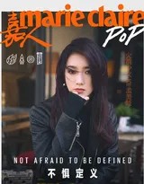 孟美岐以一身率性风衣造型漫步于秋叶铺就的街道，整体画面洋溢着浓郁的复古电影氛围