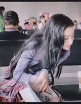 景甜托腮专注研读手中剧本，眼神深邃沉浸于角色世界