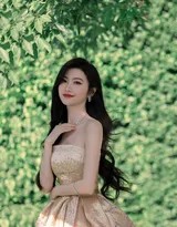 景甜身着浅粉色抹胸纱裙，优雅立于林间光影中，垂坠的裙摆与静谧森林相映成趣