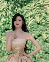 景甜驻足凝望远方，柔和阳光穿过叶隙洒落，为其周身镀上朦胧光晕