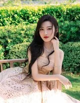 景甜手提裙摆翩然前行，如同林间漫步的精灵，裙纱摇曳生姿