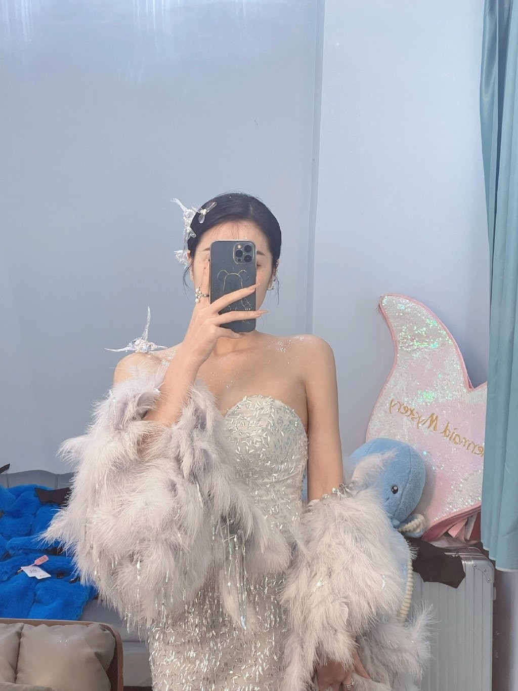 婚礼现场，一位容颜精致的伴娘侧身而立，眼眸中含着温柔笑意，仿佛在默默祝福新人，又自成一道风景。