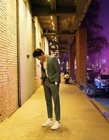 李治廷倚靠栏杆凝视前方，经典黑白滤镜凸显其硬朗线条与静谧深邃的独特气质