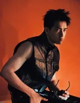 李现正面直视镜头，光影分割面部，金属眼镜框反射冷调光泽，简约背心突显健美体型比例