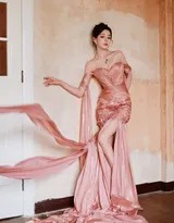 她微微仰首，璀璨钻石项链如星辰洒落颈间，深V领口勾勒出迷人线条，眼神中闪烁着自信与光芒