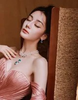 光影交错中她回眸浅笑，流光裙摆泛起涟漪，珍珠耳饰轻晃，仿佛从古典油画中走出的绝色佳人