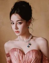 她轻倚而立，流光线裙勾勒出曼妙背影曲线，珠宝在颈后闪烁微光，尽显高贵神秘氛围