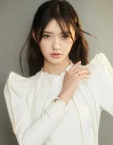 林允身着流苏白裙侧身回眸，光影勾勒出精致的侧脸轮廓与优雅颈线，朦胧氛围如诗如画