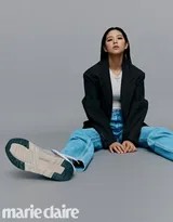 俞定延近距离肖像，焦点集中于其清澈眼眸与细腻肌肤，凸显自然健康的肌肤质感与宁静神情