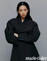 俞定延穿着设计感黑色上衣，发型清爽妆容精致，以放松姿态倚靠，散发着慵懒而坚定的都市气质