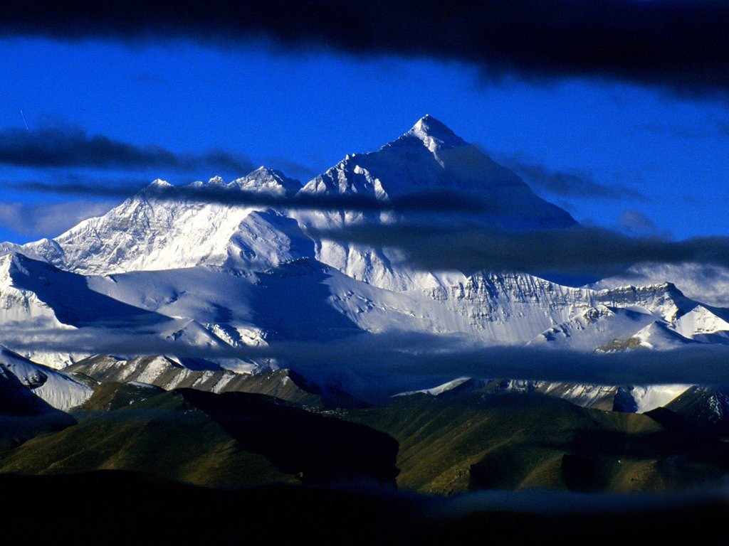 晨曦为巍峨的喜马拉雅雪山披上璀璨金装，嶙峋山脊切割着纯净蓝天，展现着世界之巅的神圣与宁静