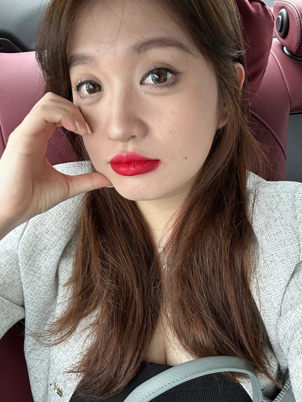近距离特写，展示妆容服帖与皮肤自然光泽
