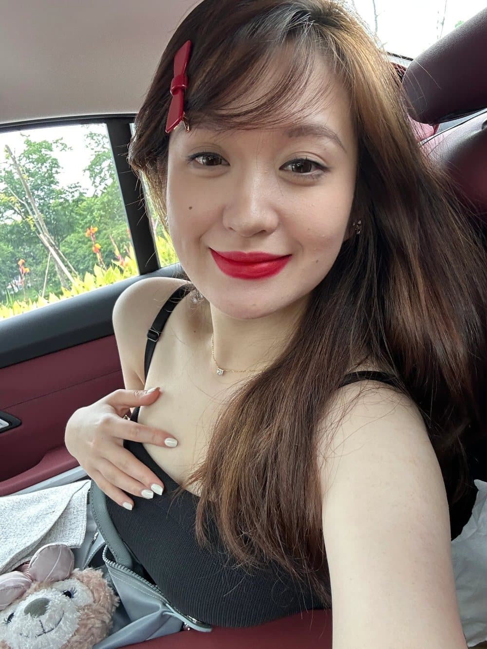 女孩凝视镜头，红唇娇艳，妆容清新自然