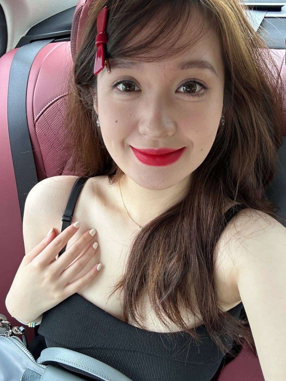 托腮思考状，眼神灵动，尽显少女俏皮与清新