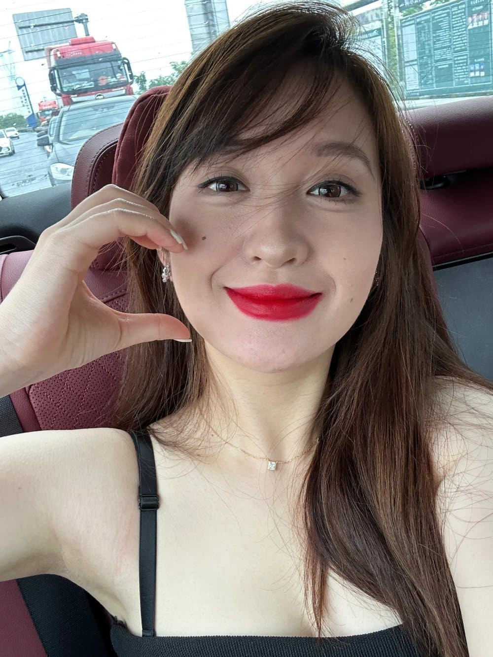 闭眼浅笑，长睫毛清晰可见，感受静谧温柔时刻