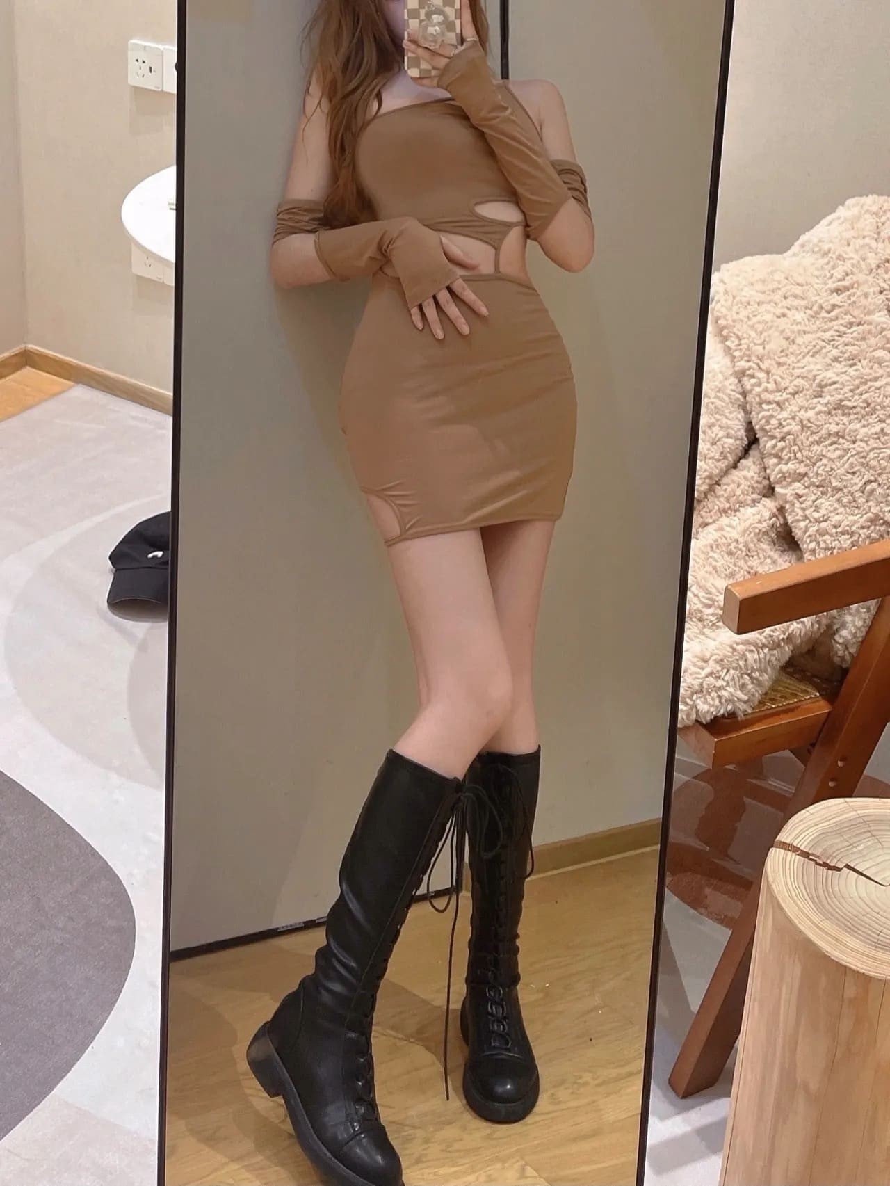 侧身回眸展示破洞紧身裙与曼妙身姿