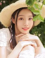 少女轻倚树干，斑驳树影落在白裙与草地上，她手扶斗笠，目光悠远地望向画面之外，仿佛思绪已随夏日微风飘向远方。