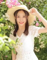 逆光中，少女的身影轮廓被温暖的光晕温柔勾勒，她微微抬头，斗笠与脸庞的剪影构成一幅宁静深邃的画卷，仿佛正与天空对话。