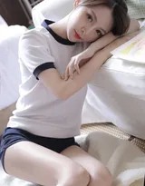 少女侧身坐在窗边，自然光勾勒出柔和的轮廓，粉白搭配的制服在光影下显得格外清新动人