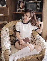身着粉色运动制服的美少女靠在墙边，眼神温柔地望向镜头，阳光洒在脸上，洋溢着青春的恬静气息
