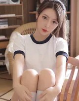 少女做出一个俏皮的眨眼表情，手指轻触脸颊，充满活力的姿态让整个居家氛围都活跃起来