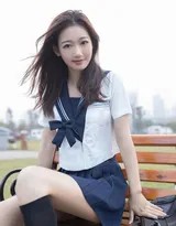 她背对镜头走向球场远方，水手服背影在空旷绿茵中显得格外纤细而坚定，仿佛正要奔赴一场青春的未知冒险
