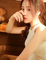 午后的阳光洒满木质地板，少女赤足倚坐墙边，手举玻璃杯，通透光影与水波纹映在脸庞