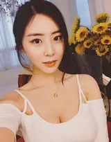 全身照展示完美身材，姿势优雅动人