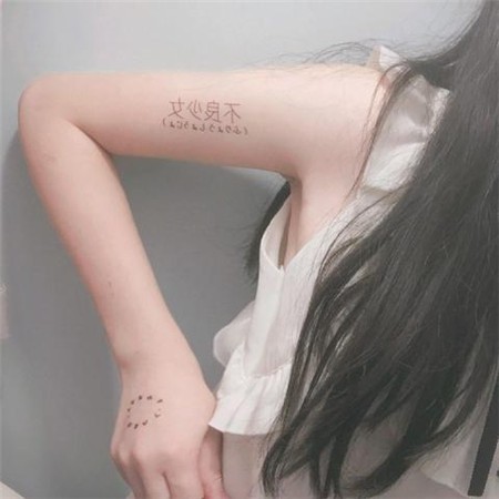 雨中街角，一个模糊的背影撑着透明的伞，水珠缀成帘幕，将世界的喧嚣隔绝在外，营造出一个只属于自我的静谧空间。