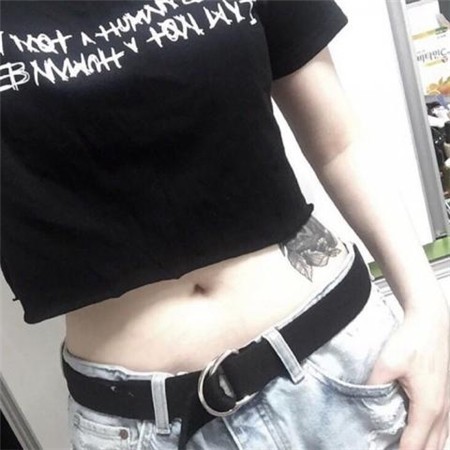 逆光中，女孩的发丝飞舞，她伸出手，仿佛想触碰近在咫尺的光晕，那姿态既有向往，也透露出一种小心翼翼的敬畏。