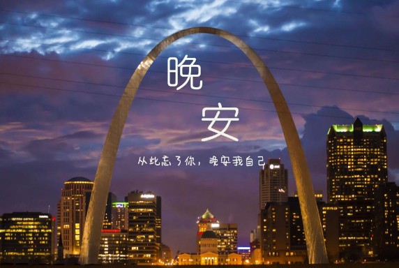 女孩侧身依靠在墙边，手中的书本轻触唇角，低垂的眼帘盛满了无处安放的心事