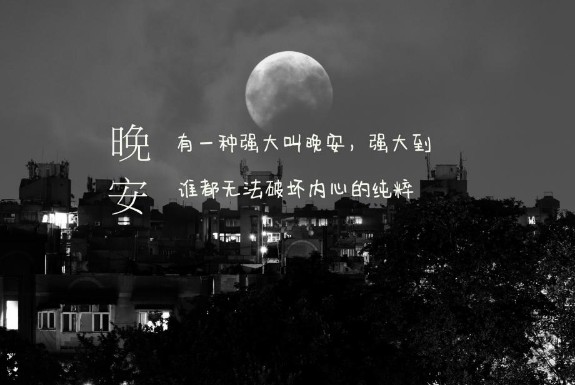 昏黄路灯下，一个模糊的身影微微躬身，暖光也无法驱散那周身笼罩的淡淡哀愁