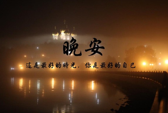 纯白的花朵在逆光中温柔绽放，花瓣的脉络清晰如昨日的记忆，干净而脆弱