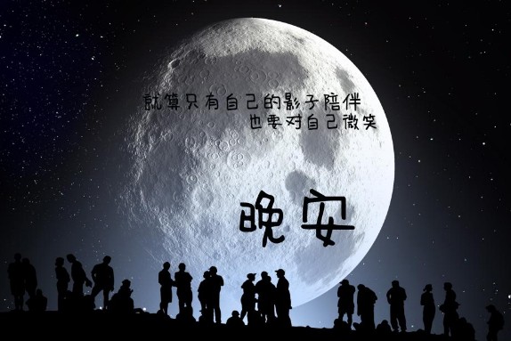 阳光奋力穿过厚重层云，为远山镶上金边，像一场盛大却无声的送别