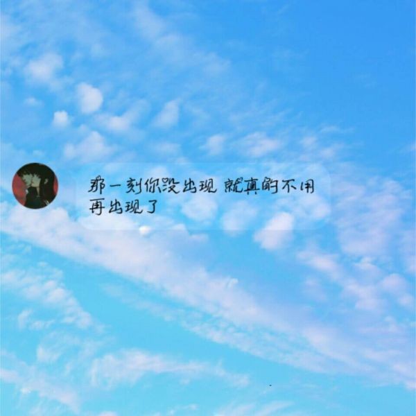 天际线处云层翻滚，如同暗涌的心事，