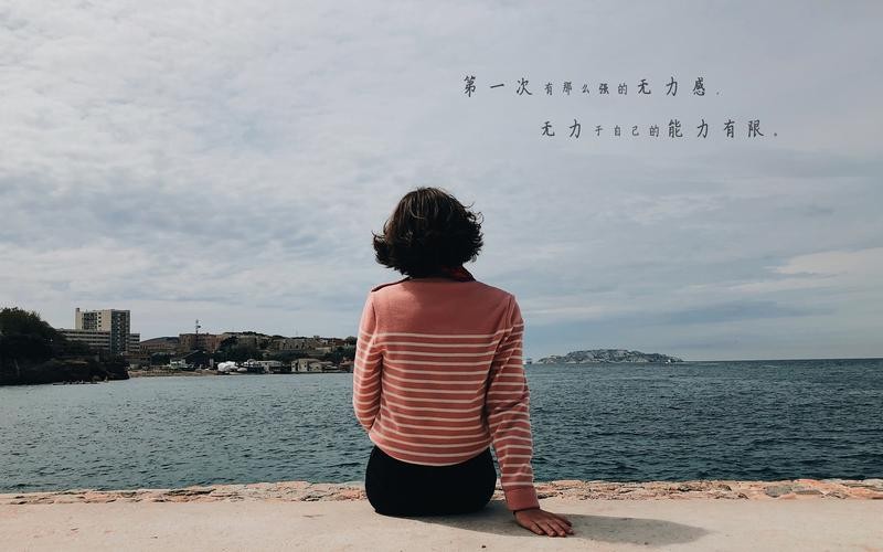 一个孤独的背影立于昏黄路灯与深蓝夜幕的交界处，微光拉长了身影，仿若与世界之间隔着无形的墙。