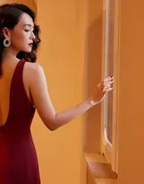 章子怡身着酒红色丝质长裙正面亮相，简约的长圆领设计凸显其优雅端庄的东方气质
