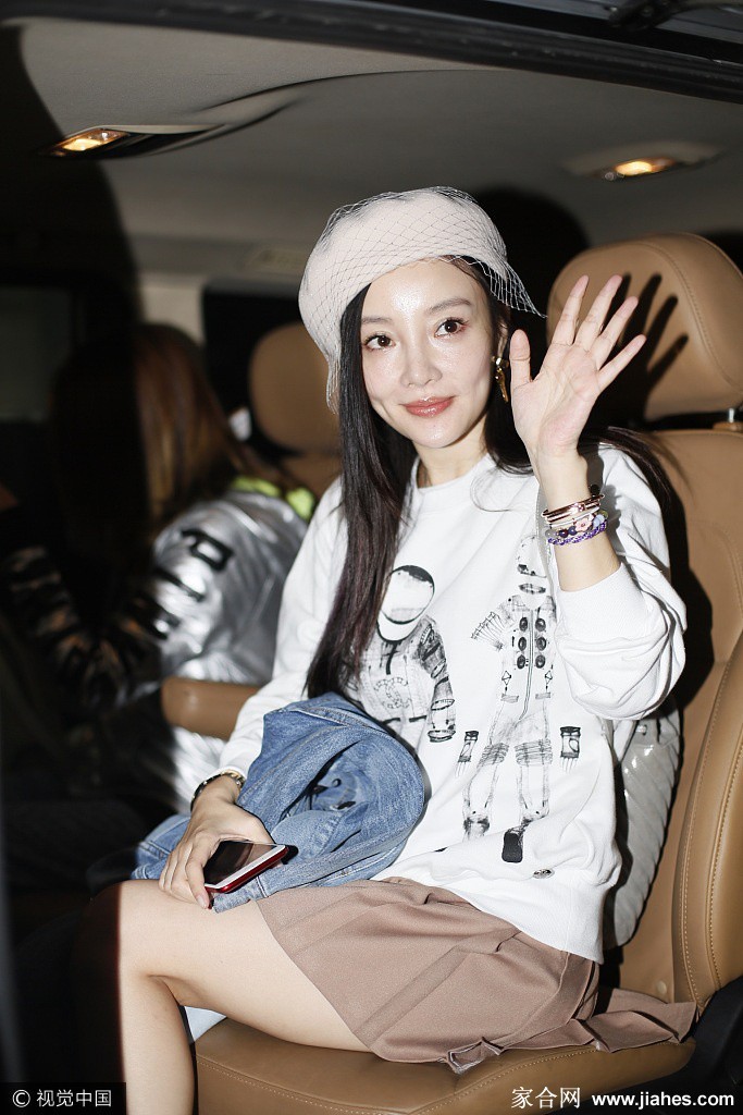 李小璐与女儿温馨互动瞬间，画面充满爱意与陪伴的温暖氛围