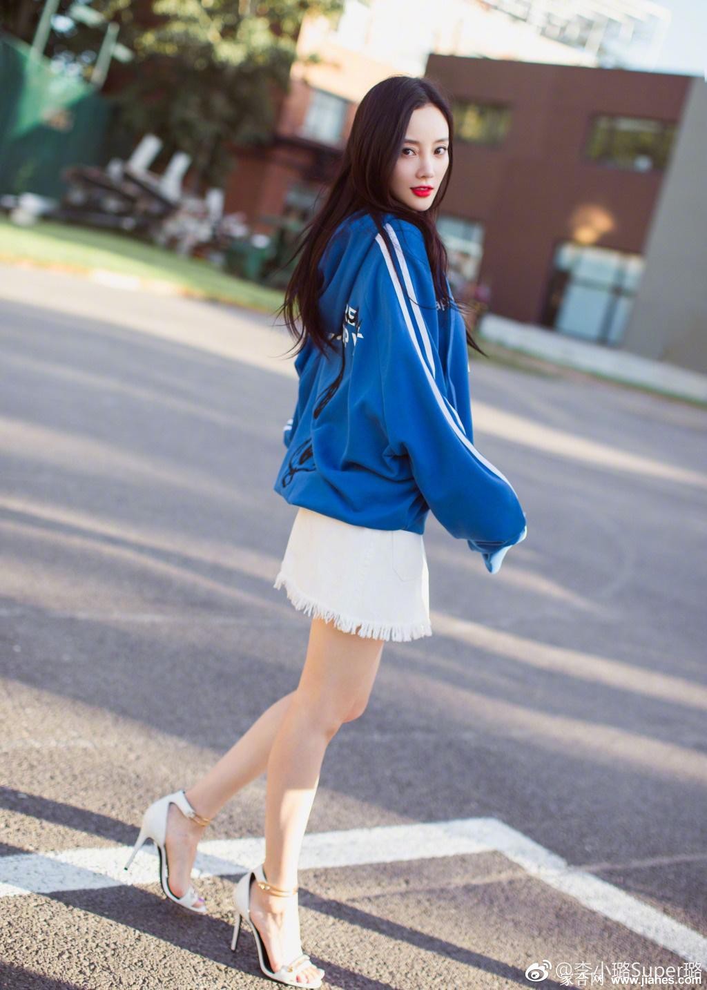 李小璐侧身站立，黑色修身服饰完美勾勒出曲线，回眸瞬间气质温婉