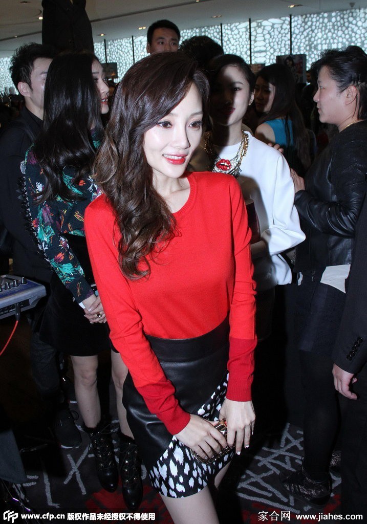 李小璐身穿设计感服饰出席活动，妆发精致，展现成熟女性魅力