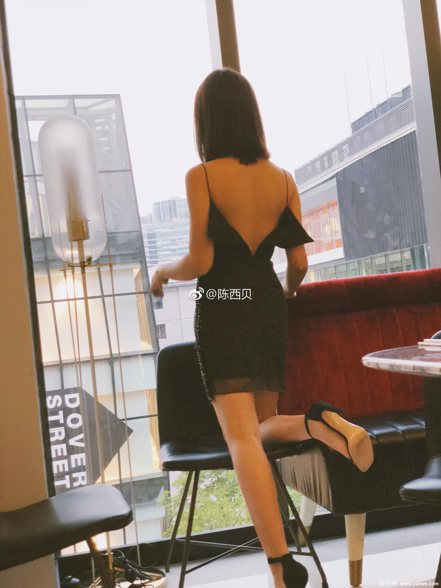 镜头由下而上仰望，陈西贝身形更显修长，皮革光泽流动，塑造出极具张力的未来感影像